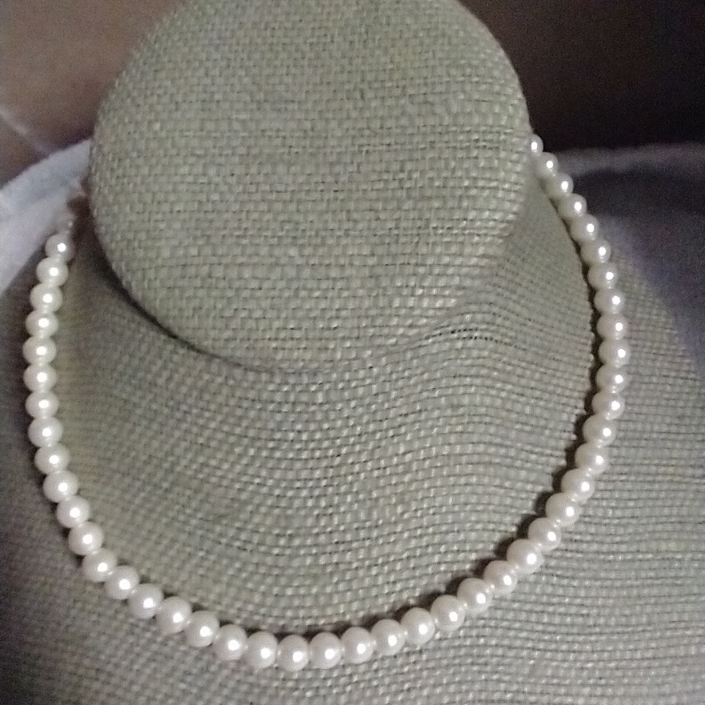Faux pearl necklace white silvertone clasp